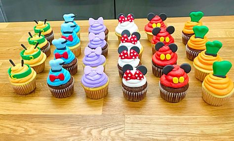 Mickey Clubhouse Cupcakes, Disney Characters Birthday Party Ideas, Mickey Mouse And Friends Cupcakes, Mickey And Friends Cupcakes, Mickey And Friends Party Decoration, Mickey Mouse Clubhouse Dessert Table, Mickey Mouse Clubhouse Treats, Mickey Mouse Clubhouse Balloon Arch, Mickey Mouse Clubhouse Birthday Party Girl