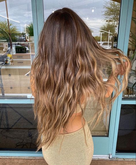 Loved In Blonde Dark Hair, Brown Mixed With Blonde Hair, Brunette Hair With Light Ends, Highlighted Balayage Hair, Brown Hair W Balayage, California Bronde Balayage, Beach Highlights Brunette Sun Kissed, Honey Blonde Ombre On Dark Hair, Burnette For Spring