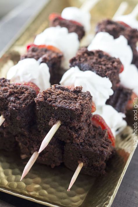 Strawberry Brownie Shortcake Kabobs. They're easy to make and taste delicious! Source: High Heels and Grills Brownie Kabobs, Strawberry Shortcake Kabobs, Dessert Kabobs, Strawberry Brownie, Strawberry Brownies, Camp Food, Food On Sticks, Sweet 16 Cakes, Kabob Recipes