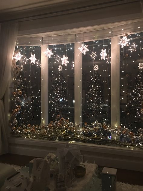 Window Curtain Lights Christmas, Outdoor Christmas Lights Night, Bay Window Display Ideas, Christmas Decor In Windows, How To Decorate A Large Picture Window For Christmas, Christmas Living Room Window Decor, Christmas Decorations Windows Indoor, Big Window Christmas Decor Ideas, Lights In Windows For Christmas