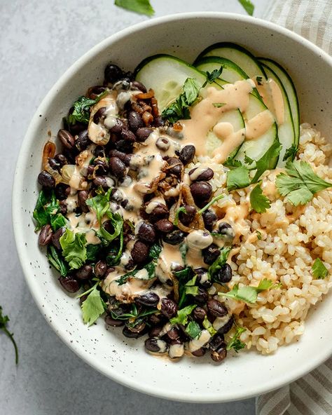 This Black Bean Nourish Bowl gives you a new and fun way to flavor your black beans by using a creamy ginger and sriracha infused dressing. This bowl comes together in less than 30 minutes and uses super easy ingredients you likely have on hand. #blackbeans #nourishbowls #veganbowl #easydinnerrecipes Sriracha Dressing, Black Bean Bowl, Bean Bowl, Nourish Bowl, Rice Beans, Ginger Black, Healthy Bowls, Vegan Bowls, Delicious Vegan Recipes