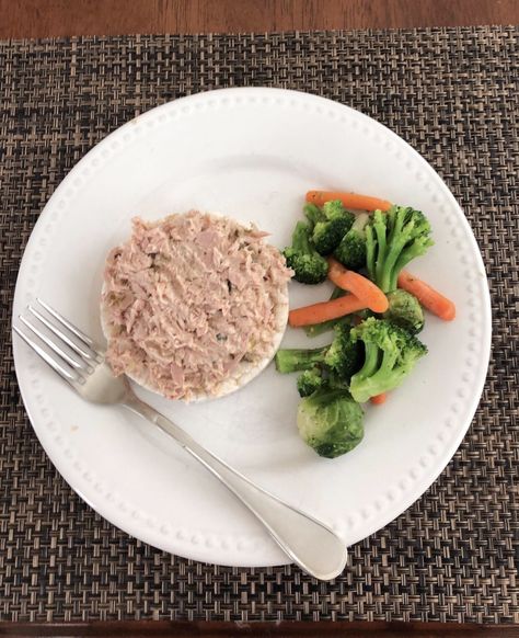 Tuna On Rice Cakes, Rice Cake Lunch Ideas, Food Calories List, Steamed Veggies, Rice Cake Recipes, Low Cal Recipes, Healthy Food Dishes, Healthy Food Motivation, Lunch Recipes Healthy