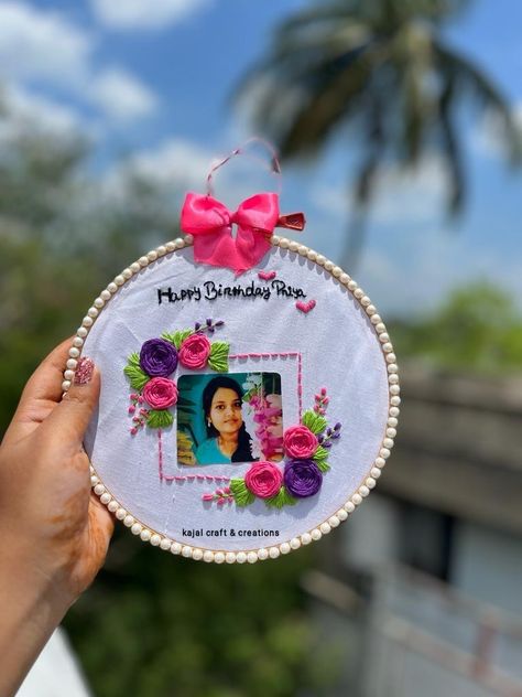 Embroidery Hoop Picture Frame, Calendar Hoop Embroidery, Hoop Picture Frame, Photo Hoop, Hoop Embroidery Pattern, Embroidered Photography, Easy Birthday Cards Diy, Hoop Crafts, Photo Embroidery