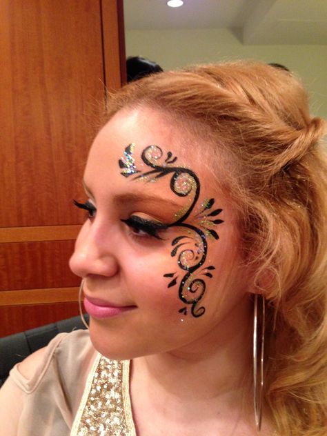 Face Painting For Adults, Glow Face Paint, Eye Face Painting, Animal Stencil Art, Circus Makeup, Painting For Adults, Black Smokey Eye Makeup, Carnival Makeup, Face Painting Easy