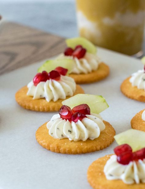 Ritz Cracker Appetizers, Easy Canapes, Crackers Appetizers, Cracker Toppings, Party Crackers, Ritz Cracker, Appetizers For Kids, Cream Cheese Topping, Bite Size Appetizers