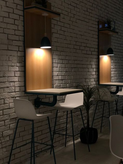 Small Coffee Shop Seating Ideas, Wooden Cafe Seating, Tiny Restaurant Ideas, Cozy Coffee Shop Interior Small Spaces, Small Bar Interior Design, Small Cafe Decor, Cafe Sitting Ideas, Small Space Cafe, Minimalist Restaurant Design