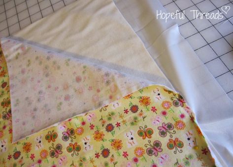 Hopeful Threads: TUTORIAL - Reusable Absorbent Underpads - Bed pads Mama Cloth Pattern, Diy Mattress Pad, Washable Puppy Pads, Cat Diy Crafts, Diy Mattress, Dog Pee Pads, Incontinence Pads, Potty Pads, Summer Series