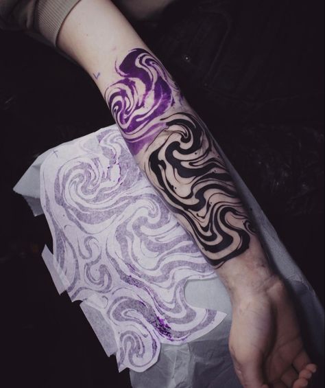 Grafic Tattoos, Suminagashi Tattoo Design, Oil Spill Tattoo, Damascus Tattoo, Wavy Tattoo, Fluid Tattoo, Purple Tattoos, Jagua Henna, Organic Tattoo