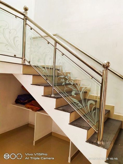 Stell Railings For Stairs, Staircase Railing Glass Design, Glass Reling Design For Stairs, Stair Grill Design Modern, Steps Grill Design Modern, Glass Grill Design For Stairs, Steps Glass Railing Design, Stairs Relling Design Steel, Steel And Glass Railing Design