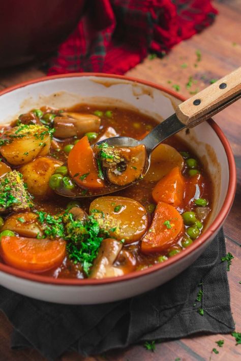 Hearty Mushroom Stew with Potatoes and Carrots - Two Market Girls Vegtable Stew, Vegan Stew Recipes, Veg Stew, Stew With Potatoes, Potatoes Mushrooms, Vegetarian Stew, Hearty Soup Recipes, Mushroom Stew, Potatoes And Carrots