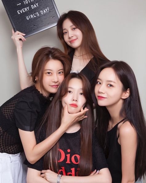 Group Photo Poses, Group Picture Poses, Friendship Photoshoot, Studio Poses, Studio Photography Poses, Best Friend Outfits, Girls Day, Bff Photoshoot Poses, 사진 촬영 포즈