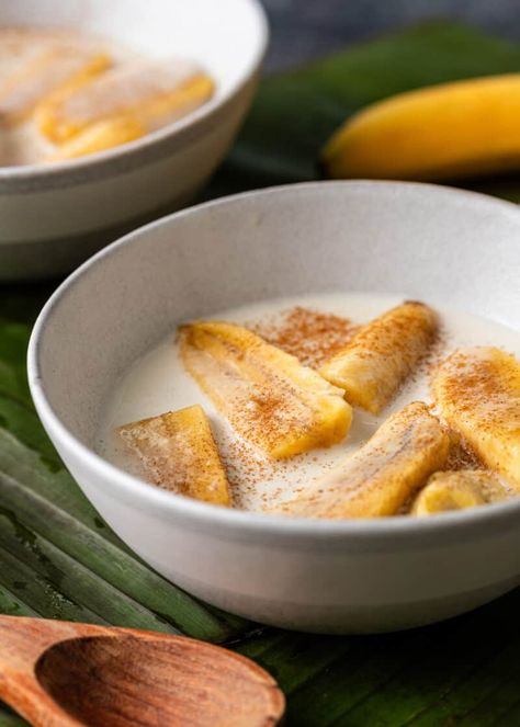 Try banana in coconut milk for a sweet, tropical dessert you can make in less than 10 minutes! It’s a simple treat anyone can enjoy. Khmer Dessert Recipe, Cambodian Dessert Recipes, Cambodian Desserts, Khmer Dessert, Lemon Posset Recipe, Coconut Milk Dessert, Glass Noodle Salad, Tropical Desserts, Khmer Food