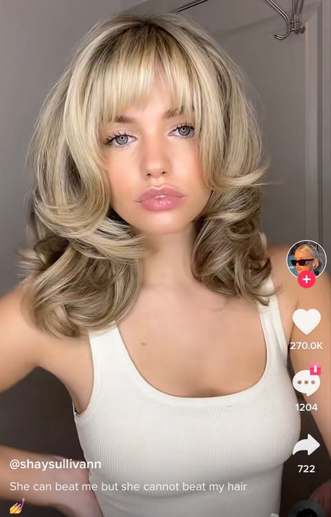 Highlights On Top Dark Underneath, Medium Haircuts For Heart Shaped Faces, Haircut For Heart Face, Shay Sullivan Hair, Haircut For Heart Shaped Face, Haircuts For Diamond Face Shape, Shay Sullivan, Dreamy Hairstyles, Old Money Hairstyles