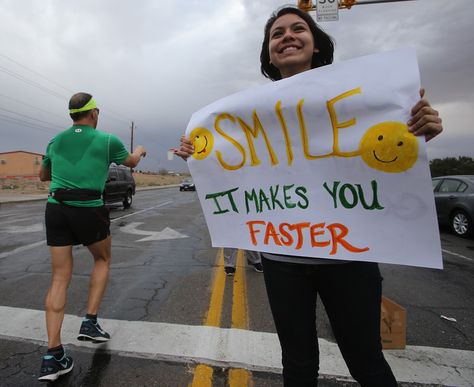 Smile, it makes you faster Marathon Cheer Signs, Marathon Signs Ideas, Running Signs For Kids, Marathon Posters Ideas Motivation, Running Posters Funny Marathon Signs, Running Posters For Races, Girls On The Run Posters, Race Posters Running, Funny Race Signs Running