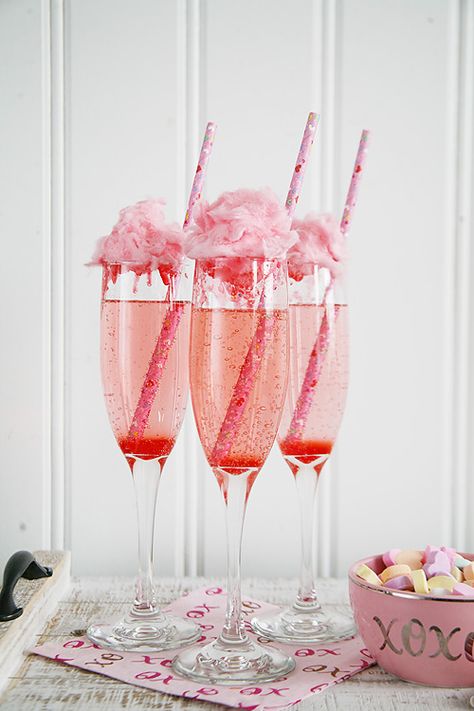 The perfect Valentine's Day party treat - Cotton Candy Cocktails. Perfect cocktail recipe for wedding showers, bridal showers, baby showers, and spring parties! Cotton Candy Cocktail, Cotton Candy Champagne, Candy Cocktails, Valentinstag Party, Galentines Party, Hari Valentine, Cocktail Sauce, Champagne Cocktail, Party Treats