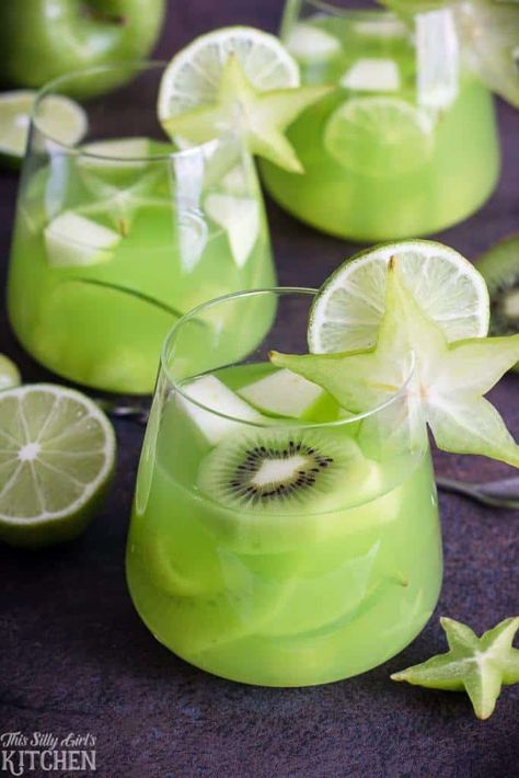 Green Food Items For Color Party, Green Punch Recipe, Summertime Punch, Green Food Party, Green Punch Recipes, Refreshing Punch, Fruit Punch Recipe, Green Punch, Alcoholic Punch Recipes