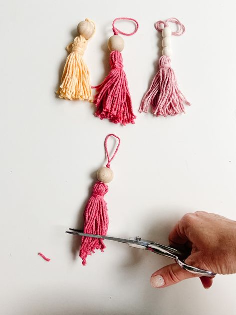 5-Minute Boho Tassel Ornaments. DIY Ornaments don't have to be complicated or expensive. All you need is yarn and beads! Tassel Ornaments, Yarns Ornaments, Tassels Tutorials, Easy Ornaments, Tassel Ornament, Tassel Crafts, Pink Christmas Ornaments, Diy Stockings, How To Make Tassels