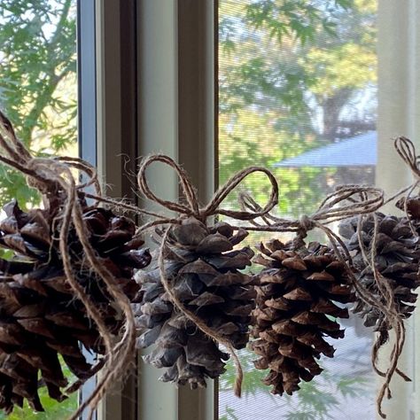 Pinecone Decorations Diy, Pine Cone Christmas Decorations, Christmas Tree Decorating Tips, Pinecone Garland, Cone Crafts, Natural Christmas Decor, Homemade Christmas Decorations, Paper Wreath, Country Christmas Decorations