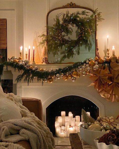 Cozy Warm Christmas Aesthetic, Christmas Nyc, Neutral Holiday Decor, Cozy Christmas Decor, Christmas Living Room, Christmas Decor Inspiration, Classy Christmas, Cosy Christmas, Cottage Christmas