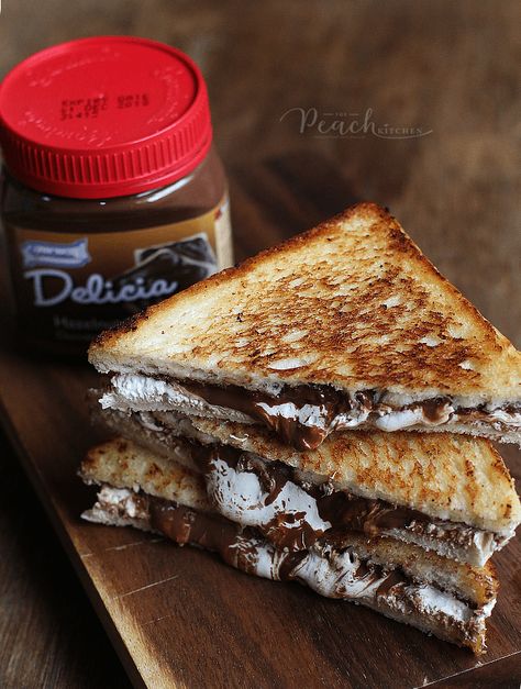 Marshmallow Sandwich, Vegetarian Marshmallows, Peach Kitchen, Hazelnut Chocolate, Chocolate Spread, Grilled Sandwich, Marshmallow Fluff, Sandwich Recipe, Menu Ideas