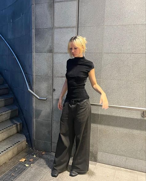 An Demeulemeester, New Outfit Ideas 2024, Styling Basic Clothes, All Black Outfits Aesthetic, Black Fit Aesthetic, Black Top Outfits, Summer Black Outfits, All Black Outfit Summer, Black Outfit Summer