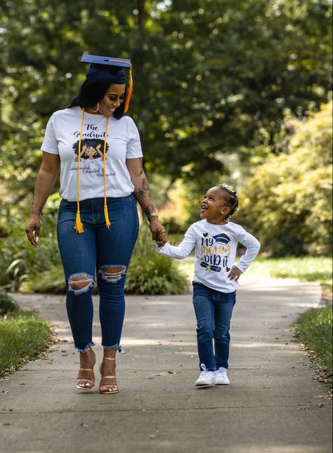 Ideas on graduation pictures. Graduation Mom And Daughter, Mommy And Daughter Graduation Pictures, Mommy And Son Graduation Pictures, Mommy Graduation Pictures, Mommy Did It Graduation Pictures, Mommy Daughter Graduation Pictures, Mom And Baby Graduation Pictures, College Graduation Pictures With Kids, Mommy And Me Graduation Pictures