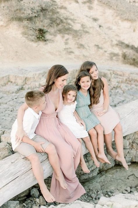 Beach Family Photos Outfits, Beach Pictures Outfits, Family Beach Pictures Outfits, Outfits For Family Photos, Beach Photoshoot Family, Family Photos Outfits, Family Pictures What To Wear, Beach Picture Outfits, Family Photography Outfits