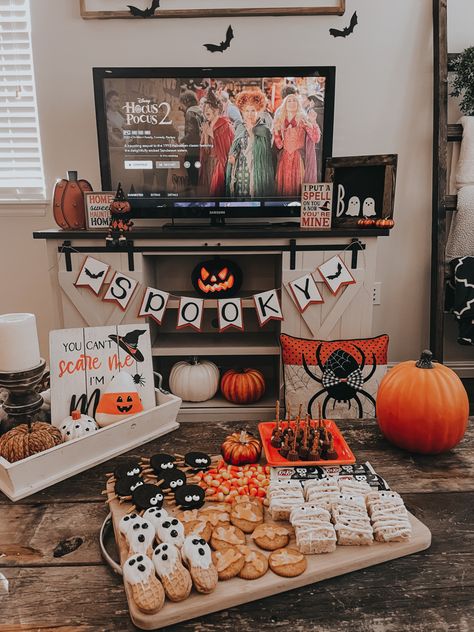 Fall Sleepover Ideas For Kids, Halloween Home Date Ideas, Girls Halloween Night Ideas, Halloween Kids Sleepover, Spooky Family Night, Girls Night In Halloween Ideas, Spooky Season Girls Night, Halloween Movie Night Party Decor, Halloween Sleepover Decorations