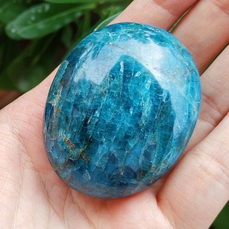 Crystal Massage, Massage Stones, Crystal Aesthetic, Apatite Stone, Pretty Rocks, Cool Rocks, Labradorite Crystal, Blue Apatite, Stone Pattern