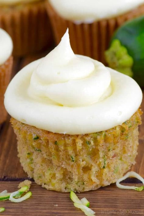 Zucchini Cupcakes Carrot Zucchini Muffins, Zucchini Cupcakes, Wine Cupcakes, Summer Cupcakes, Cream Cheese Frosting Recipe, Thanksgiving Crafts For Kids, Wedding Dessert, Cupcake Frosting, Poke Cake