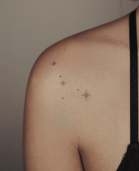 Small Stars On Shoulder Tattoo, Star Tattoos Back Shoulder, Sparkle Tattoo Ideas Shoulder, Tatoos Shoulder Women, Sparkle On Shoulder Tattoo, Sparkle Tattoo On Back, Tiny Stars Tattoo Shoulder, Tiny Tattoos Shoulder, Minimalistic Stars Tattoo