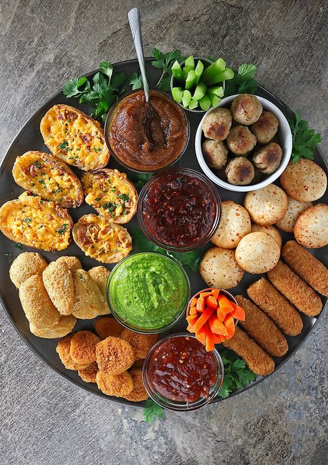 45 Cheeseboards that will BLOW Your Mind! - Sweetpea Lifestyle Cheeseboards Ideas, Spicy Green Sauce, Date Sauce, Maple Sauce, Peach Sauce, Crumb Recipe, Sweet Potatoe Bites, Snack Platter, Appetizer Platters