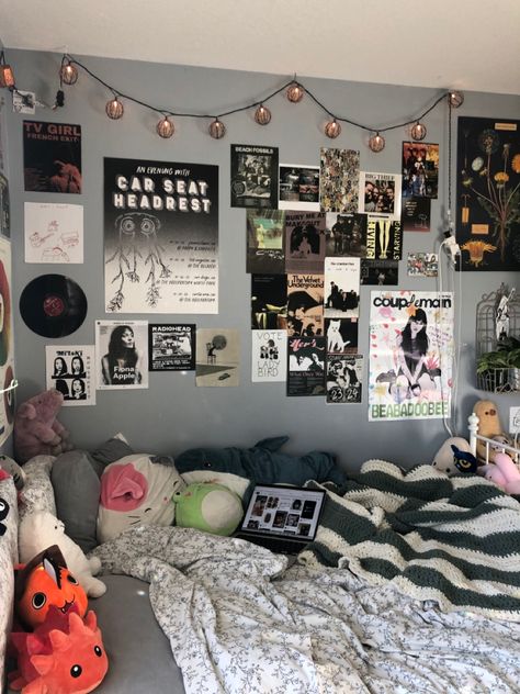 Tv Girl Room Aesthetic, Skatergirl Room, Punk Bedroom Aesthetic Edgy, Emo Bed Rooms Ideas, Tomboy Aesthetic Room, Bedroom Rock Aesthetic, Tomboy Room, Emo Aesthetic Room, Tomboy Room Ideas Bedrooms