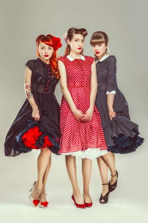 Stile Pin Up, Mode Rockabilly, Rockabilly Mode, Rockabilly Girls, Burlesque Vintage, Victory Rolls, Rockabilly Girl, Retro Looks, Pinup Style