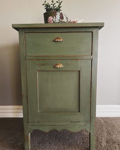 Annie Sloan Australia Annie Sloan Olive, Annie Sloan Furniture, Big Room, Night Stands, Painting Furniture, Furniture Finishes, Hand Painted Furniture, Olive Color, Annie Sloan