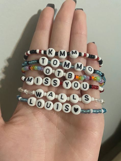 Louis Tomlinson Outfits Inspiration, Louis Tomlinson Outfits, Pulseras Kandi, Louis Core, Fan Bracelet, Homemade Bracelets, Friend Bracelets, Louis And Harry, Louis Williams