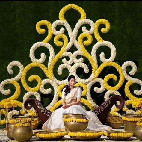 For a clean and contemporary Haldi décor, consider a minimalist geometric floral arrangement in white and yellow hues. This simple yet visually striking setup creates a serene and sophisticated backdrop for the ceremony. Leaf Decor Wedding, Engagement Stage, Haldi Decoration Ideas, Haldi Ceremony Decorations, Ganpati Decor, Small Wedding Decor, Pooja Decor, Home Flower Decor, Pooja Decoration