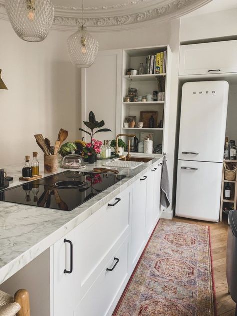 Dans ma cuisine French Apartment Kitchen, Parisienne Apartment, Parisian Apartment Aesthetic, Parisian Kitchen, Parisian Interior, French Apartment, Charming Kitchen, Parisian Apartment, Apartment Kitchen