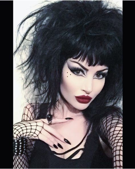 Trad Goth Makeup, Eyeliner Designs, 80s Goth, 80s Makeup, Siouxsie Sioux, Punk Makeup, Goth Subculture, Goth Hair, Goth Look