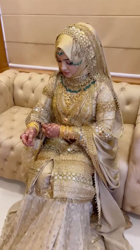 Hijabi Bride, Hijabi Brides, Bridal Makeover, Hijab Wedding Dress, Pashmina Hijab Tutorial, Neckwear Women, Hijab Bride, Wedding Day Jewelry, Hijab Dress