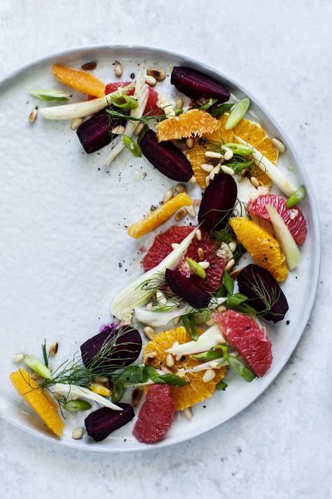 Citrus and Fennel Salad Recipe Modern Wifestyle #foodphotography Raw Beetroot Salad, Salad Presentation, Fine Dining Plating, Spring Salads, Fancy Salads, Gourmet Salad, Roasted Fennel, Citrus Salad, Beetroot Salad