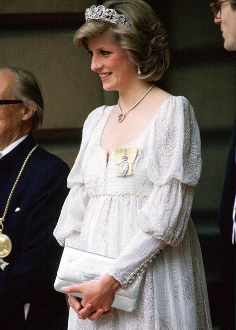 Princess Diana Pregnant, Princess Diana Fashion, Princess Diana Photos, Princess Diana Family, Princes Diana, Diana Fashion, Style Royal, Charles And Diana, Elisabeth Ii