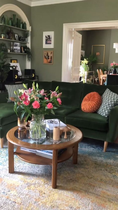 Home Decor Ideas Green, Green Sofa Living Room Ideas, Sofa Living Room Ideas, Green Sofa Living, Green Couch Living Room, Sage Green Living Room, Green Sofa Living Room, Maximalist Living Room, Green Lounge