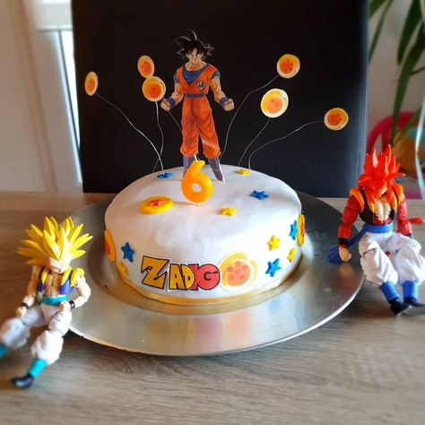 Gâteau d'anniversaire thème Dragon Ball Z #gateau #anniversaire #cake #layercake #mollycake #birthday #dbz #sangoku #patisserie Layer Cake, Dragon Ball Z, Dragon Ball, Dessert, Cake, Birthday