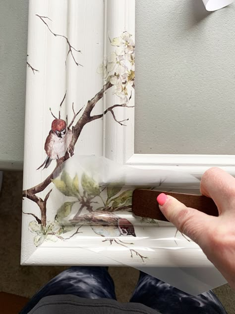 Redo Old Mirror Frame, Iod Transfers On Mirrors, Decoupage Mirror Frame, Frame Painting Ideas Diy, Diy Mirror Frame Painting Ideas, Upcycle Mirror Frame, Paint A Mirror Frame, Paint A Mirror, Mirrors Diy