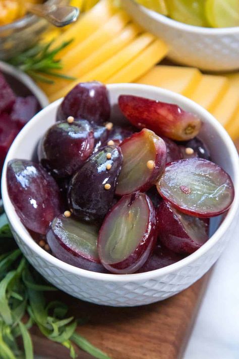 Quick Pickled Grapes Preserve Grapes, Grape Preserves, Pickled Grape Leaves, Pickled Grapes, Pickle Platter, Korean Pickled Radish, Making Pickles, Muscadine Grapes, Pickled Fruit