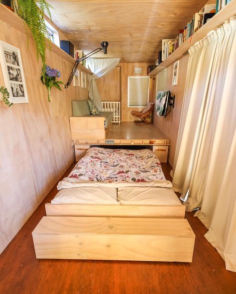 16 Tiny House Storage Ideas & Hacks | Extra Space Storage Tiny House Bed, Tiny House Storage Ideas, House Storage Ideas, Tiny House Closet, Tiny House Organization, Tiny House Storage, Tiny Home Living, Diy Tiny House, Bed In Closet Ideas