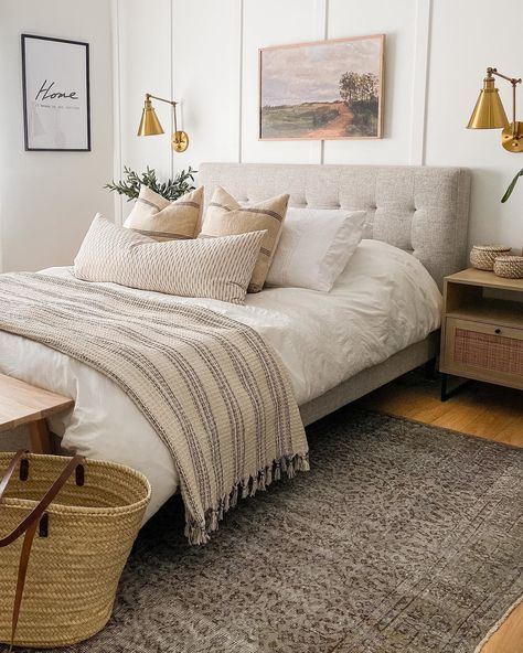 Cozy Boho Bedroom, Mid Century Modern Bed, Modern Beds, Adjustable Bed Frame, Cozy Boho, Contemporary Mid Century, Contemporary Mid Century Modern, Relaxing Bedroom, Casa Container