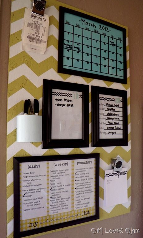 Cute organization idea.. Paper in picture frames and use a dry erase! I especially like the daily/weekly/monthly cleaning list that you check off! Dorms Decor, Diy Dorm, Organizational Tips, Dorm Diy, Dorm Room Diy, Smart Tiles, Organization Board, Apartment Diy, Apartment Bedroom