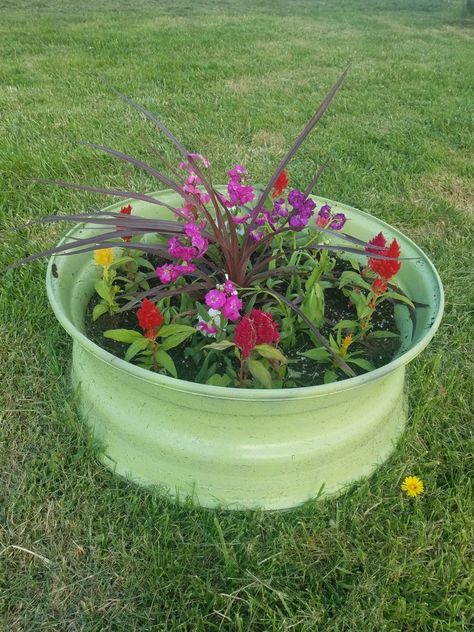 Diy Garden Decor Projects, Tire Garden, Front Yard Decor, Tire Planters, Bird Bath Garden, Green Oasis, Garden Junk, Garden Decor Projects, Front Yards